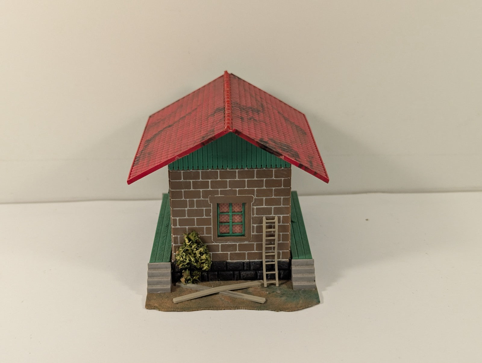 Trainstore HO Gauge Warehouse with Loading Ramps