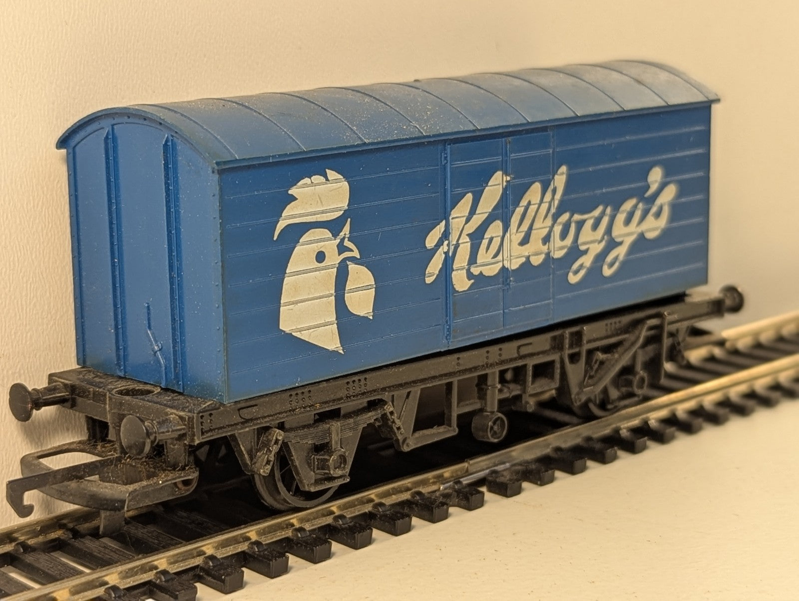 Hornby R222 OO Gauge Kellogg's Closed Goods Van
