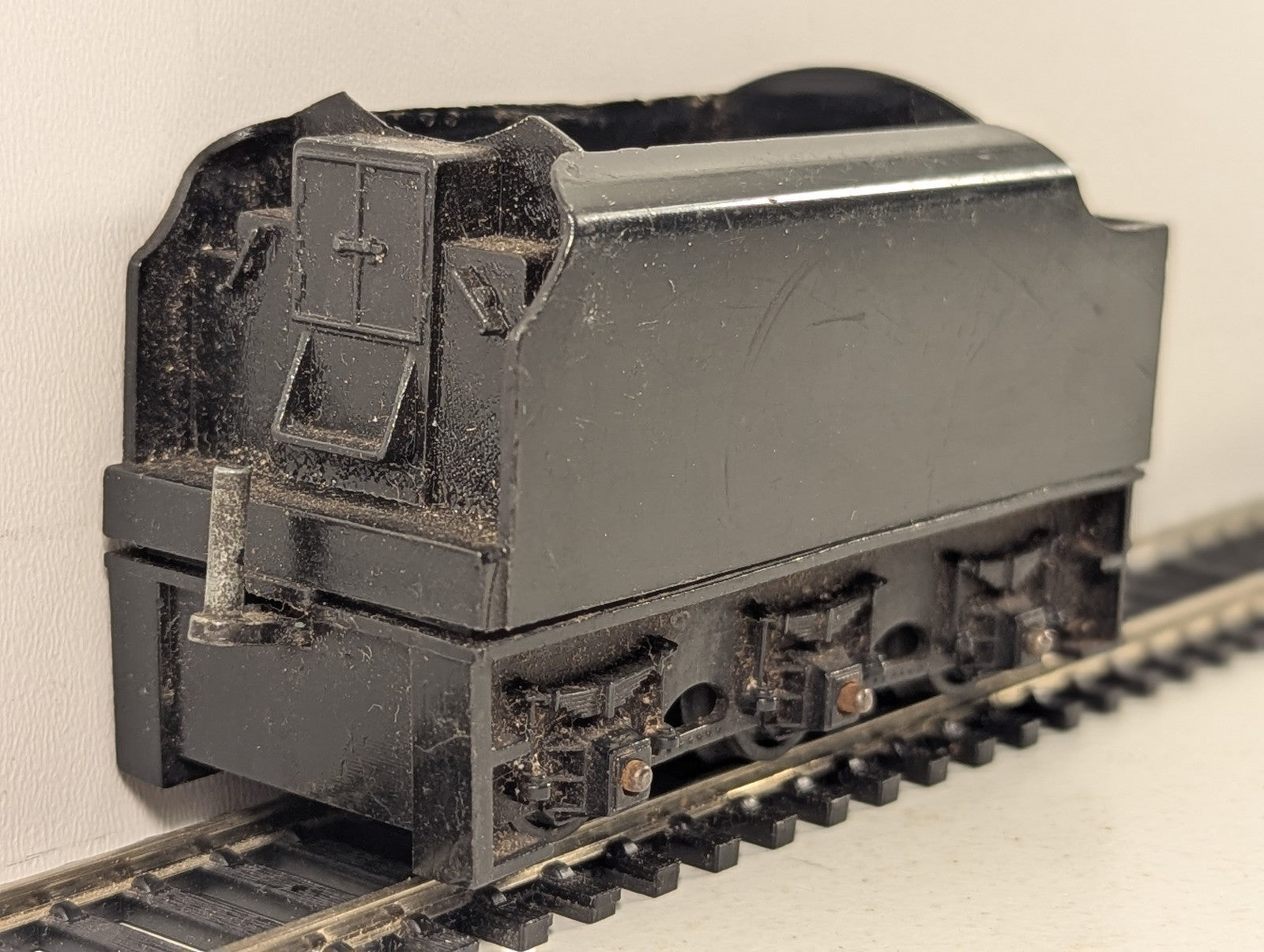 Tri-ang OO Gauge BR 6-Wheel Tender BR Black (Early Emblem) R30