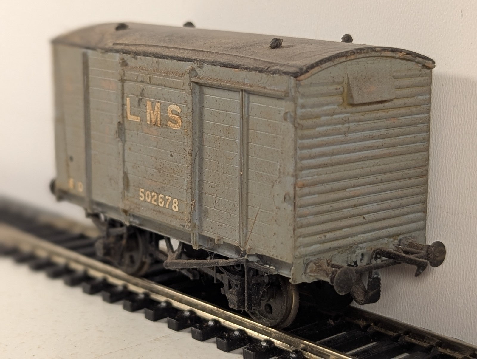 Kit Built OO Gauge LMS 12t Corrugated End Box Van Goods Wagon 502678 LMS