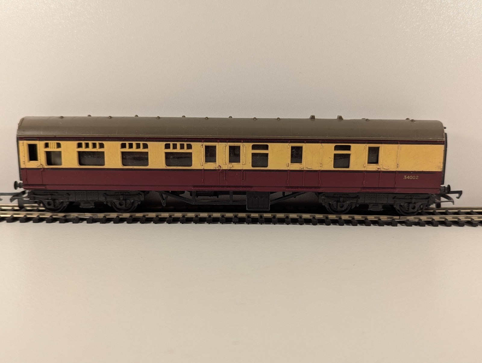 Tri-ang R28 / R220 Brake Coach – BR Maroon & Cream – 34002