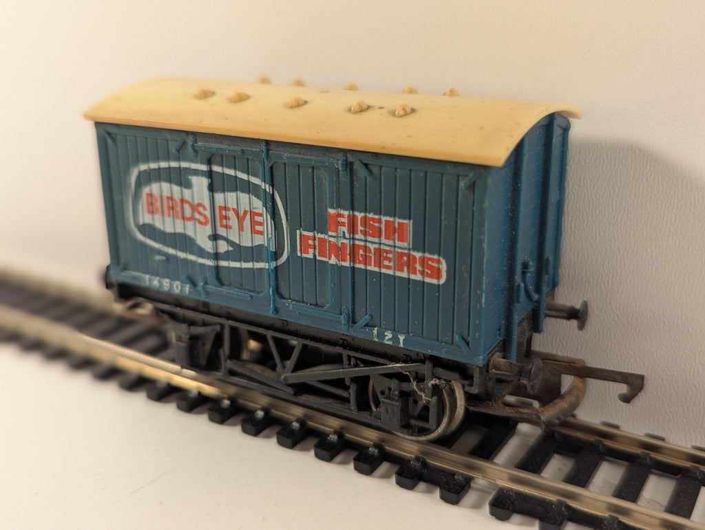Hornby R105 OO Gauge Birds Eye Fish Fingers Closed Van