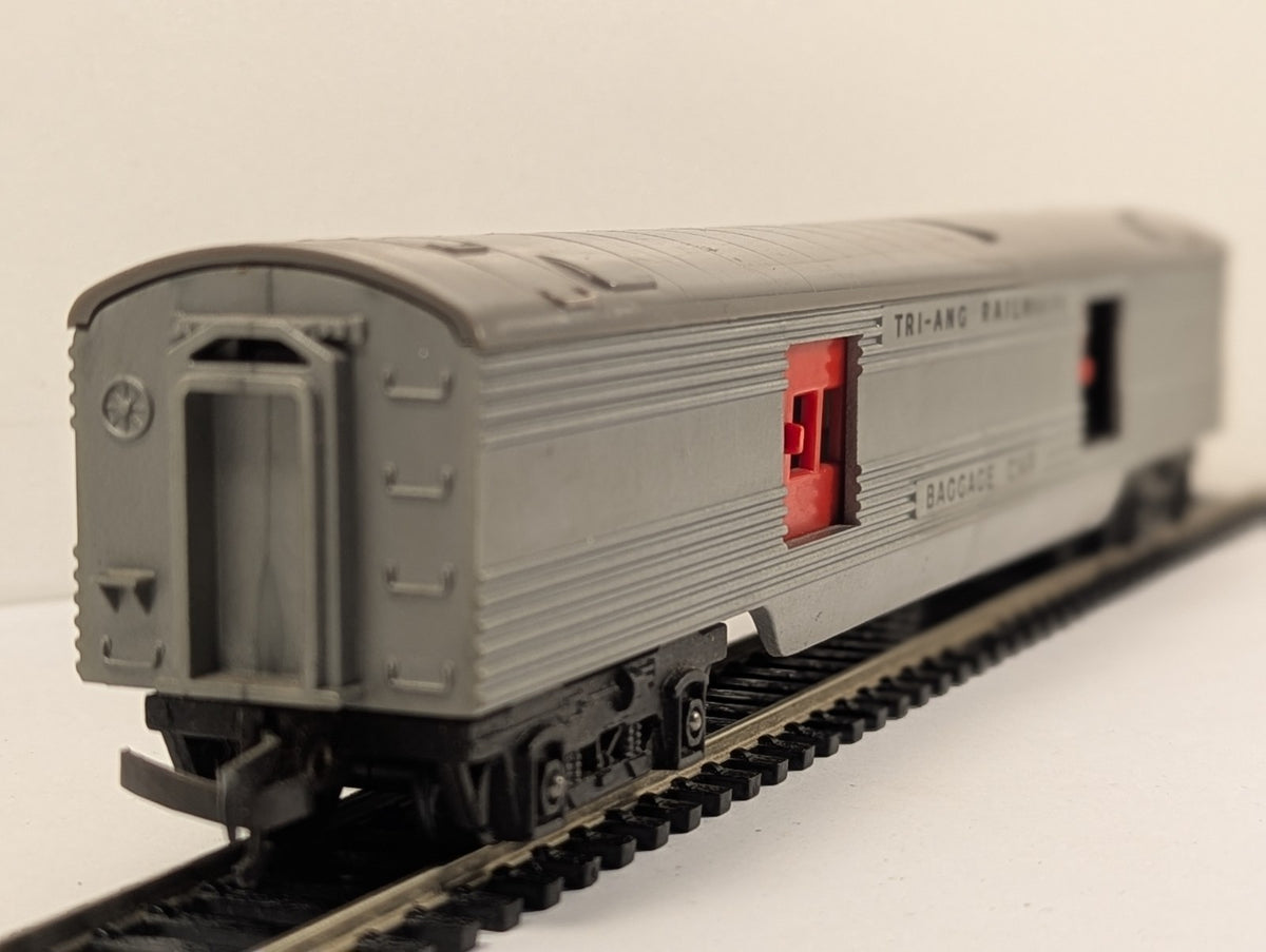 Tri-ang R130 OO Gauge Transcontinental Baggage Car