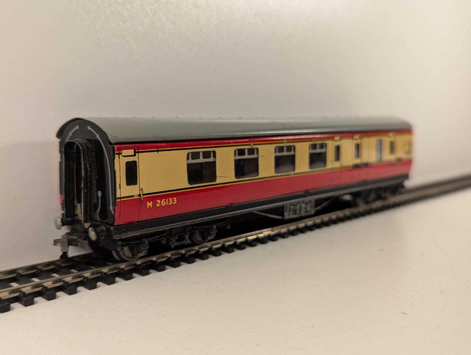 Hornby Dublo OO Gauge LMR Corridor Brake Coach in Crimson & Cream - Wrong Box