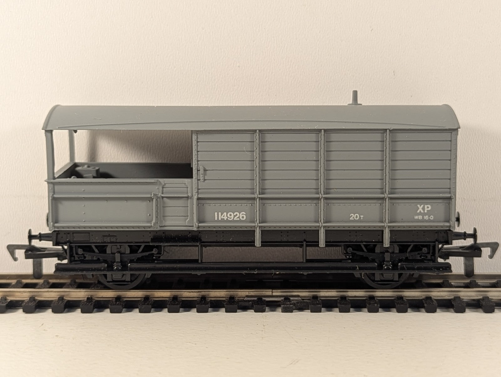 Airfix 54360-6 OO Gauge BR 20 Ton Brake Van No. 114926