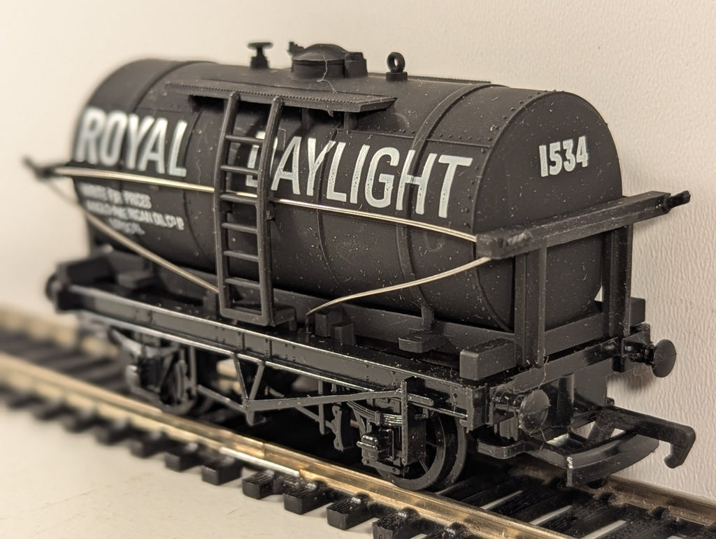 Mainline 37-134 OO Gauge Royal Daylight Paraffin Tank Wagon - Boxed