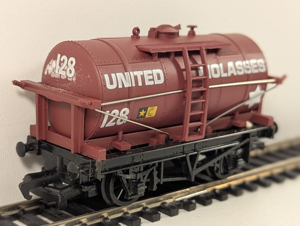 Mainline OO Gauge United Molasses 12 Ton Tanker Wagon
