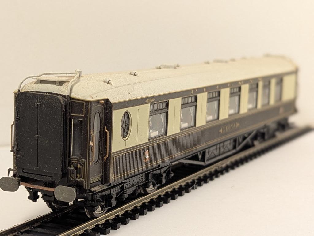 Hornby Pullman Car 'Leona' Passenger Coach Pullman Umber & Cream - Lights Up