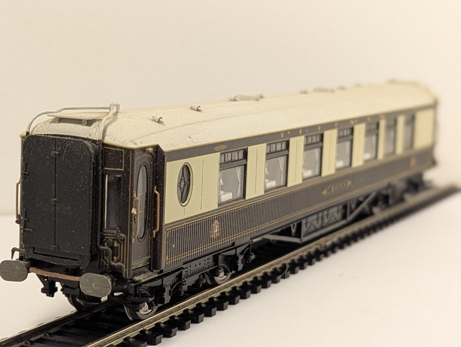 Hornby Pullman Car 'Leona' Passenger Coach Pullman Umber & Cream - Lights Up