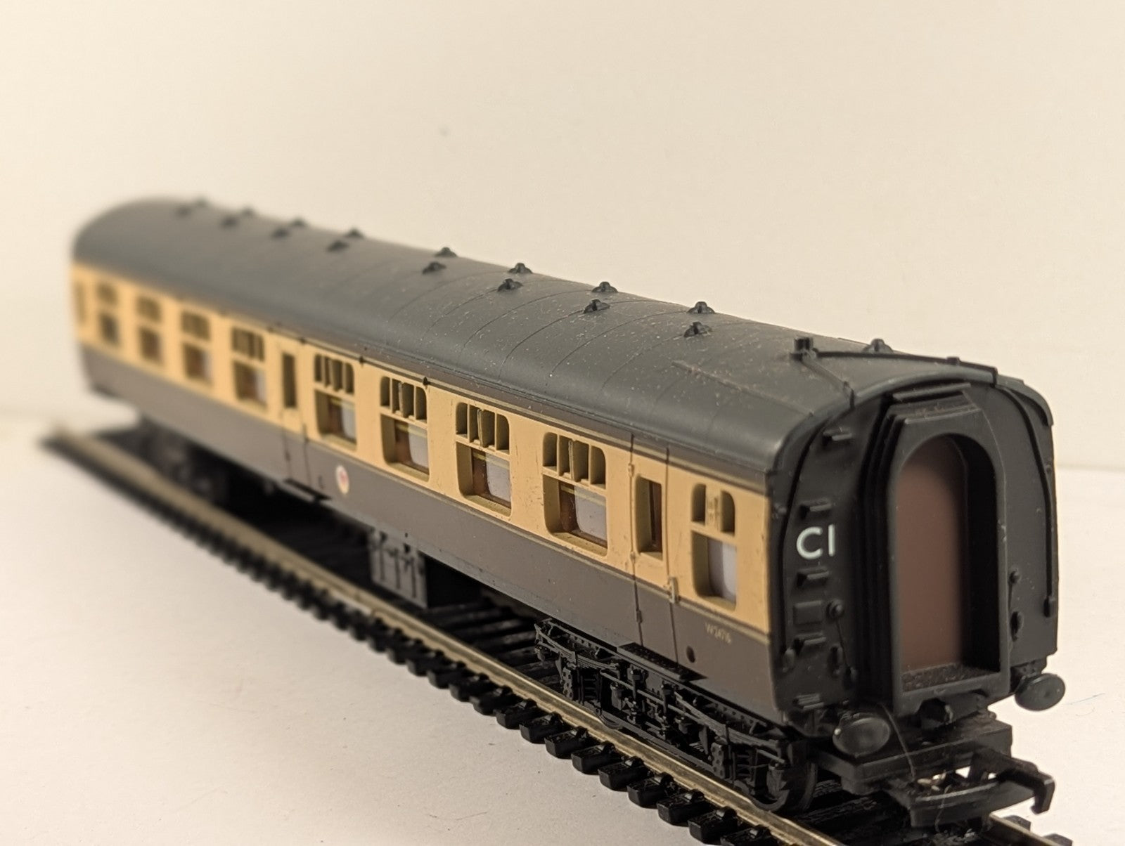 Mainline BR Mk1 Brake Second Corridor Coach OO Gauge