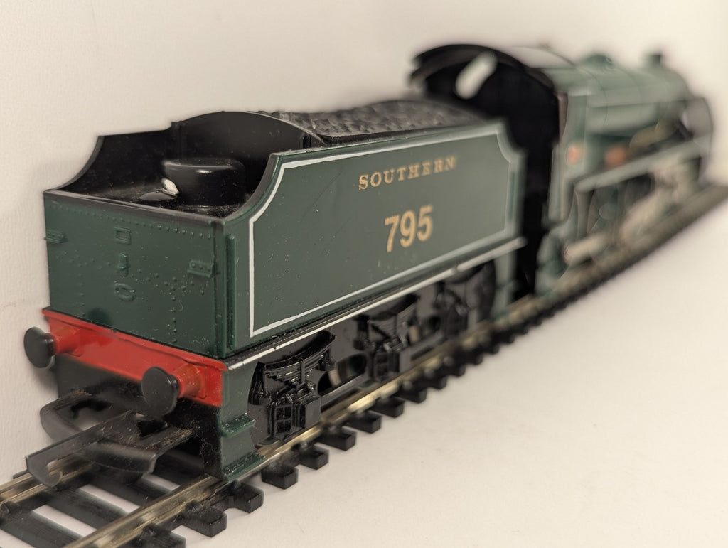 Hornby OO Gauge Class N15 King Arthur Class 'Sir Dinadan' Steam Locomotive 795