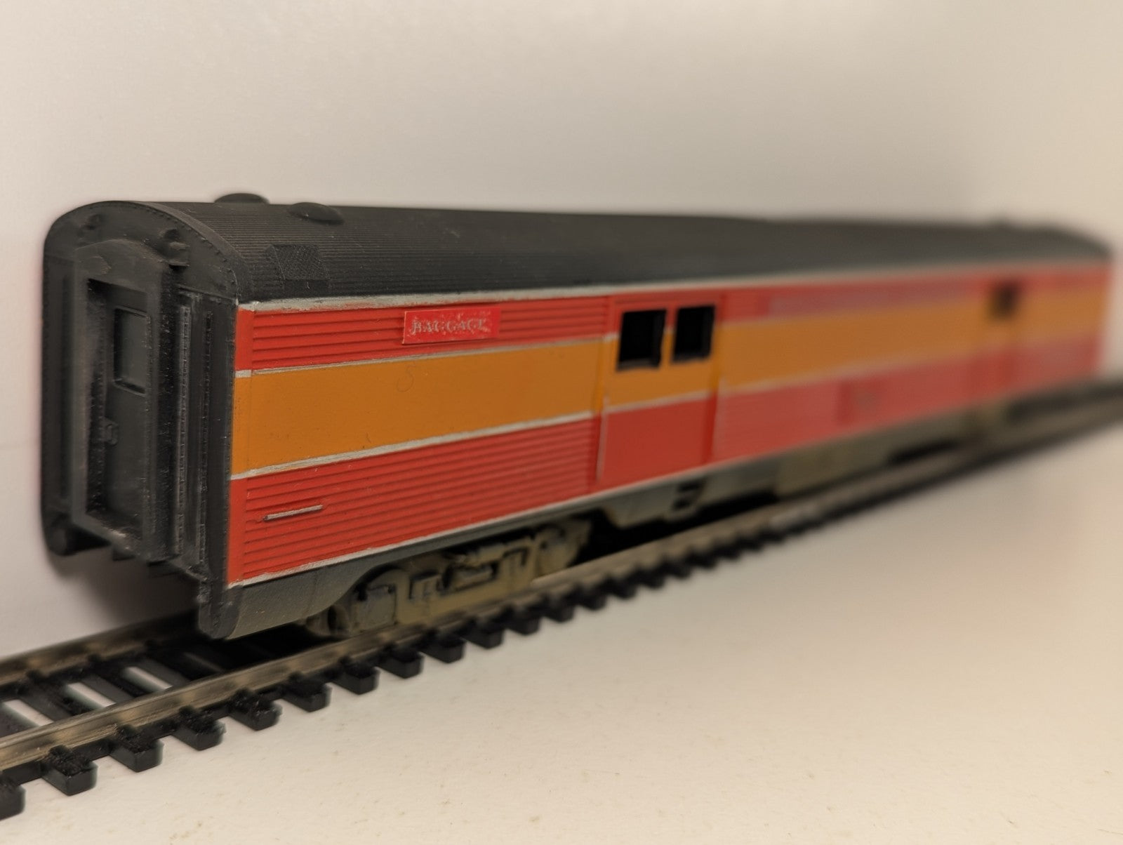 Athearn1788 HOGauge SouthernPacific Daylight BaggageCar - Boxed, Missing Coupler