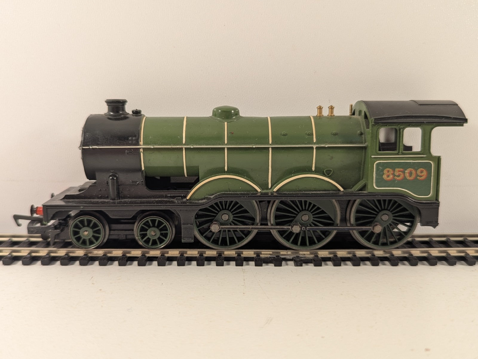 Hornby OOGauge LNERB12 4-6-0 SteamLocomotive in LNERLined Green - Missing Tender