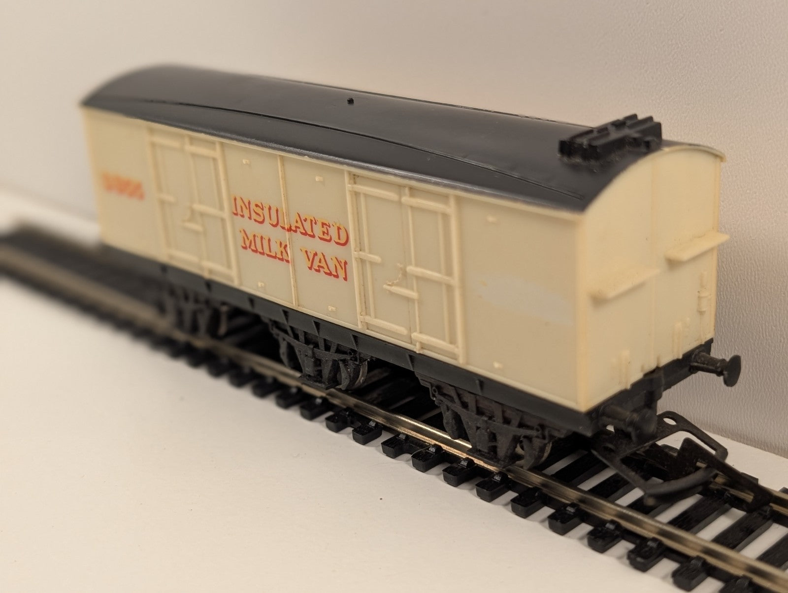 Hornby OO Gauge LMS 6-Wheel Insulated Milk Van