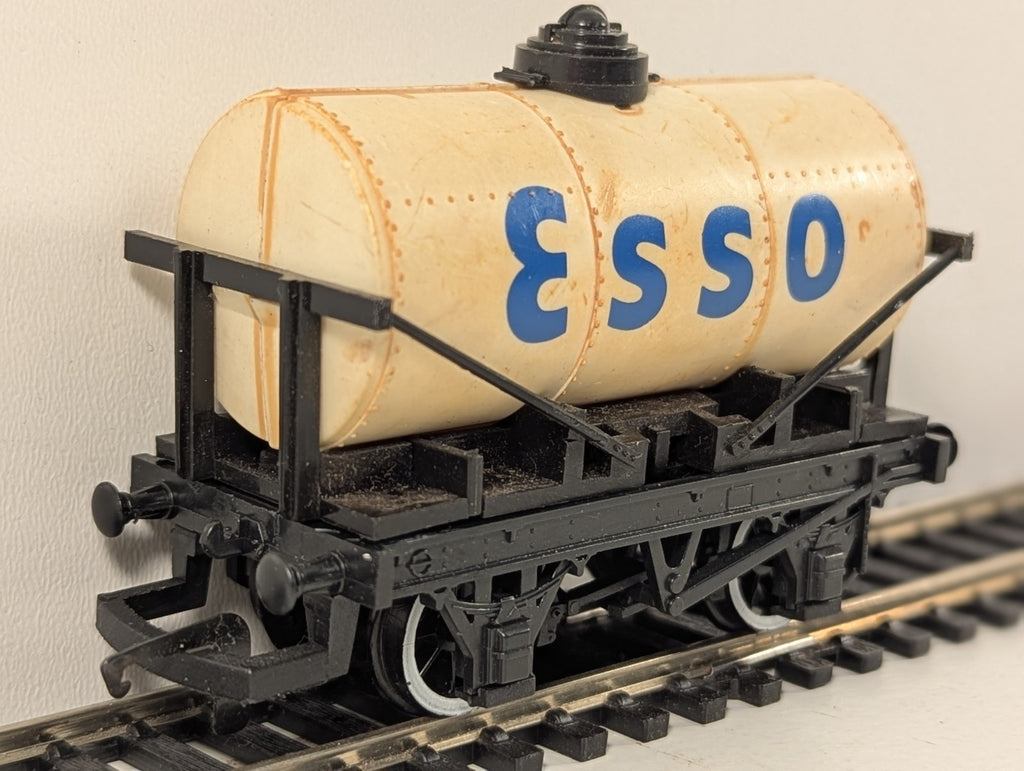 Hornby R713 OO Gauge White Esso Tanker Missing Coupler