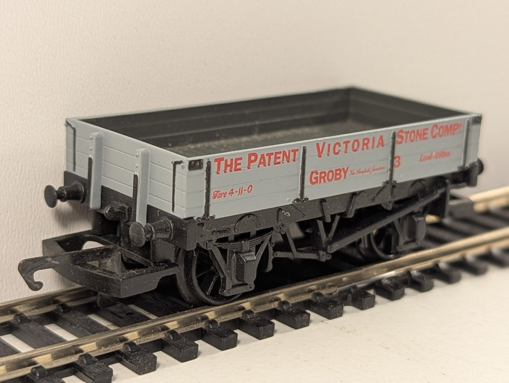 Hornby R151 OO Gauge The Patent Victoria Stone Company 3 Plank Wagon Boxed