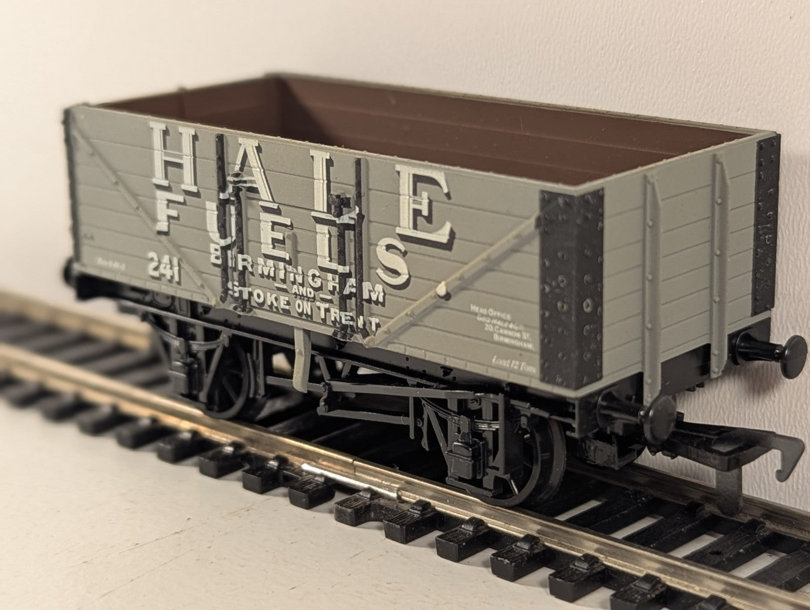 Airfix 54383 OO Gauge Hale Fuels 7 Plank Wagon