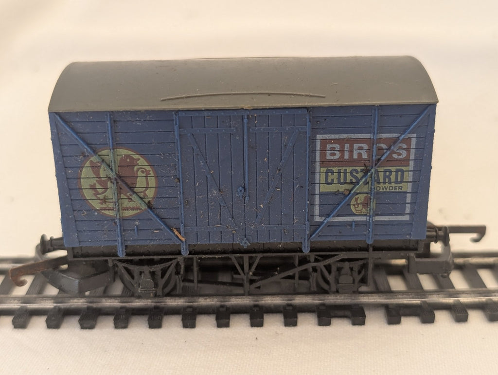 Lima 305607 OO Gauge 20 Ton Ventilated Van – “Bird’s Custard”
