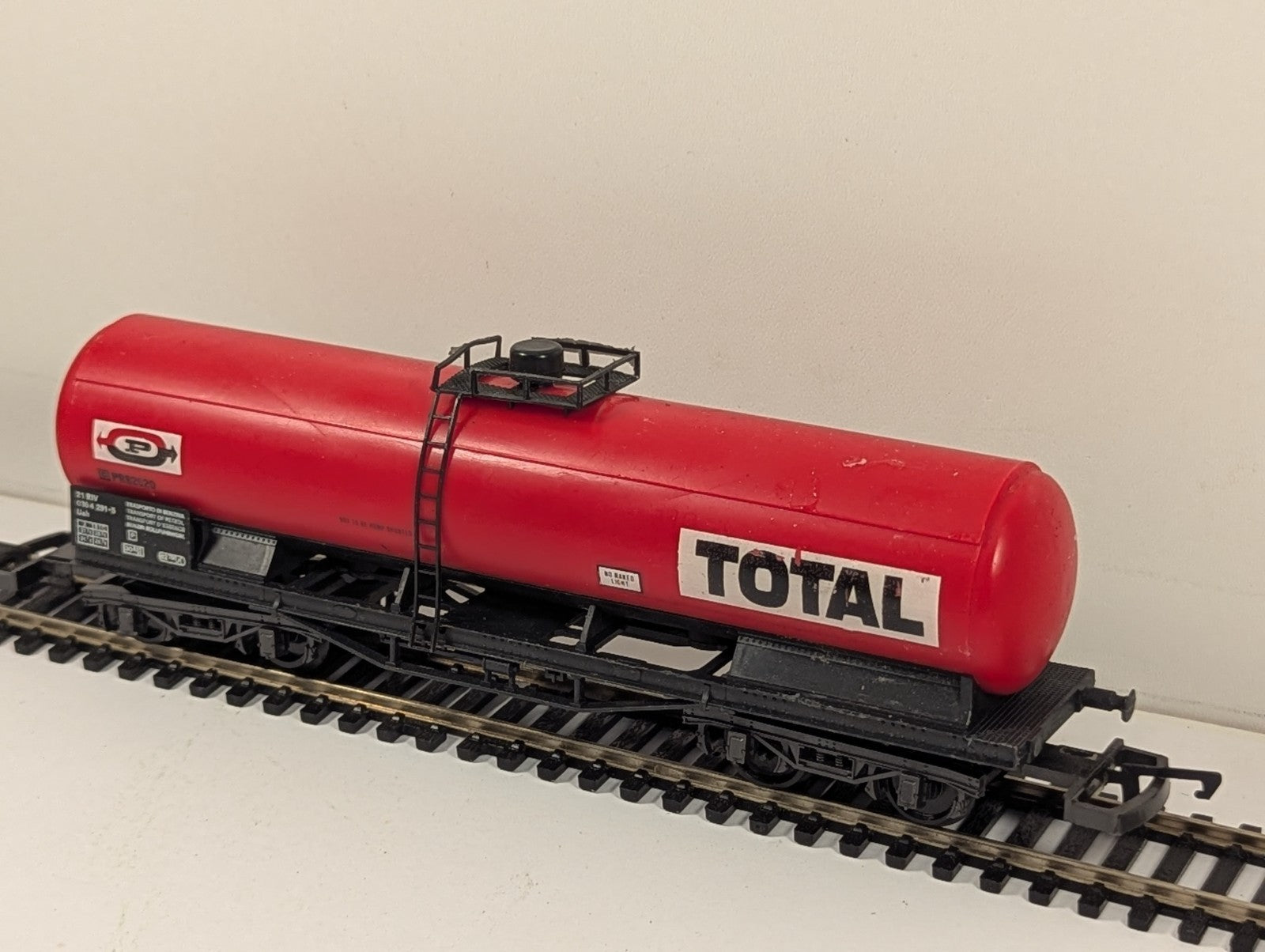 Lima L302909 HO Gauge TOTAL Continental Tank Car
