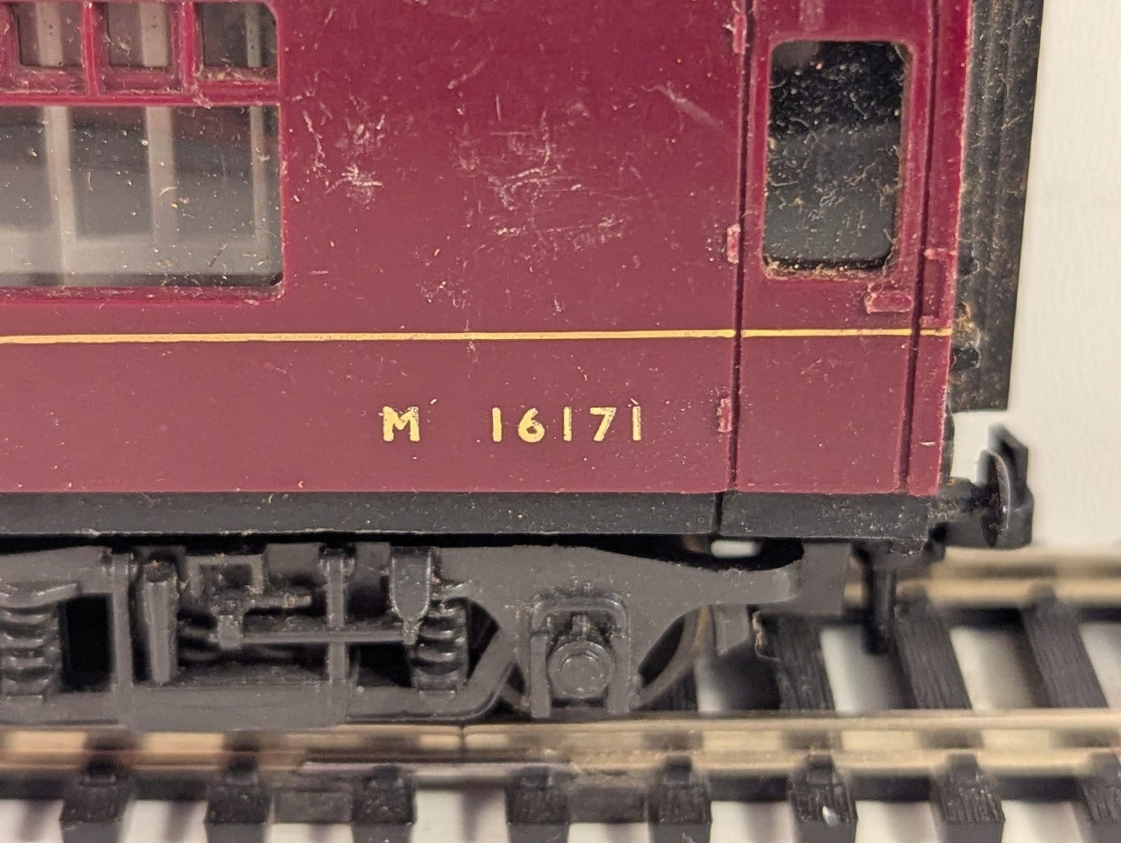 Trix OO Gauge BR Maroon Passenger Coach M16171