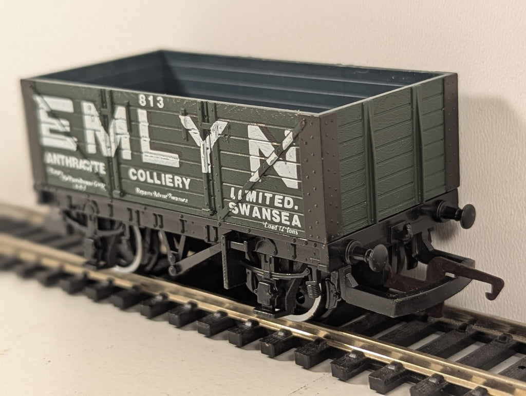 Hornby OO Gauge R118 Emlyn Anthracite 7 Plank Wagon