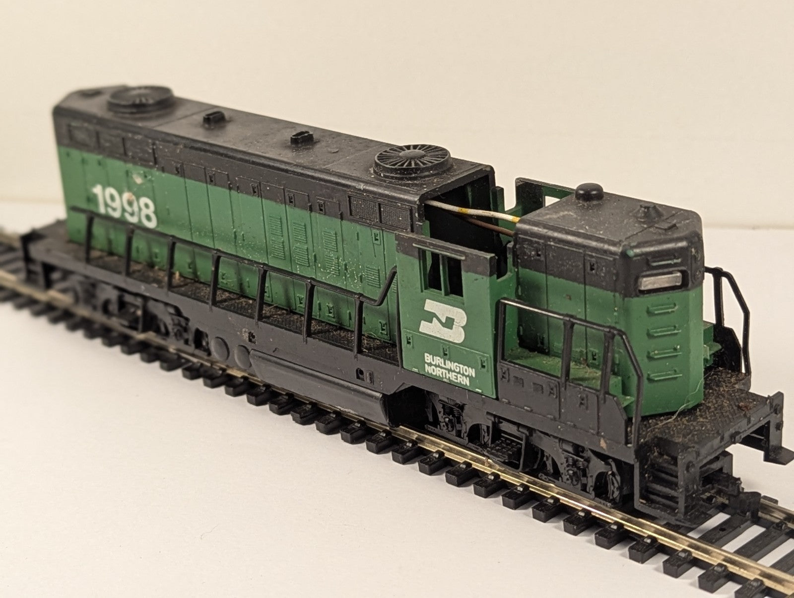 Atlas OO Gauge Burlington Northern SD-9 Diesel (Missing Roof) – Spares/Repair