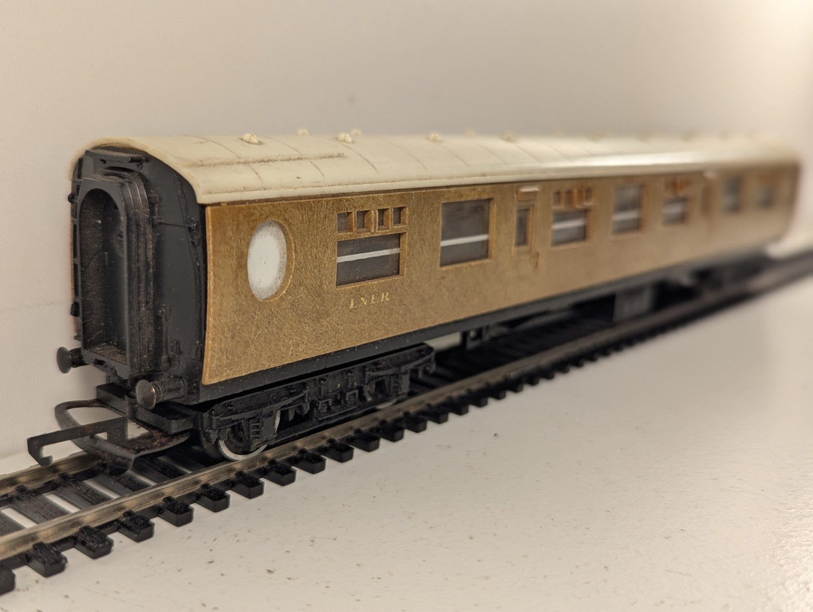 Tri-ang LNER Teak Coach OO Gauge