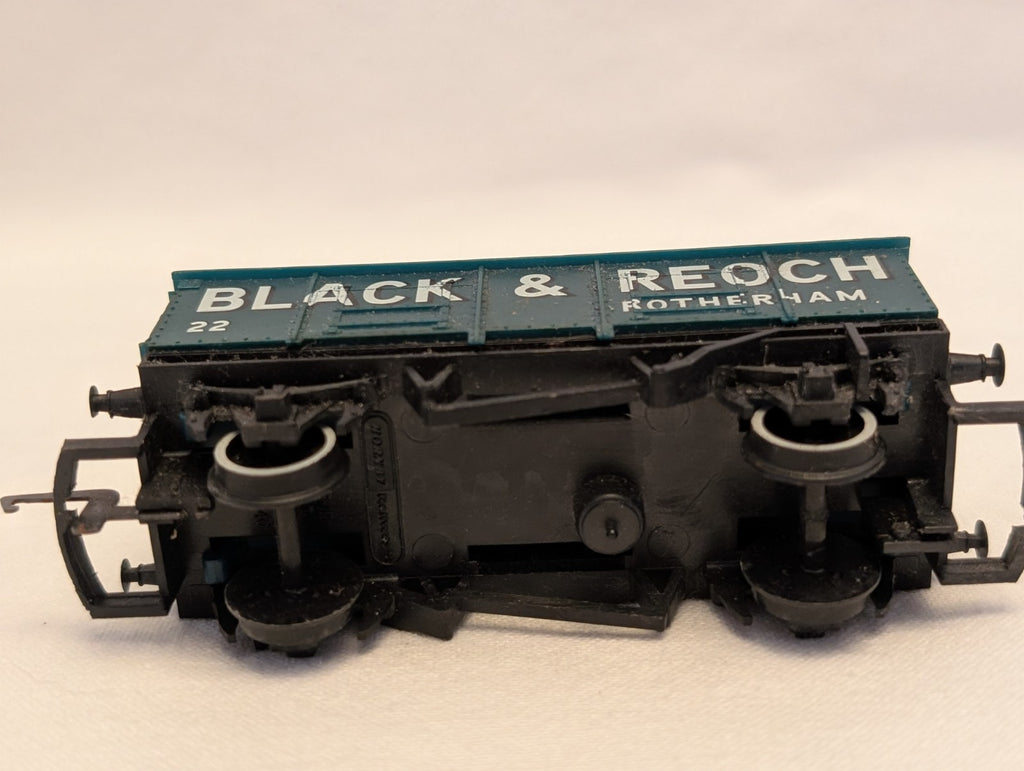 Hornby OO Gauge 7-Plank Open Wagon 'Black & Reoch' Goods Wagon 22