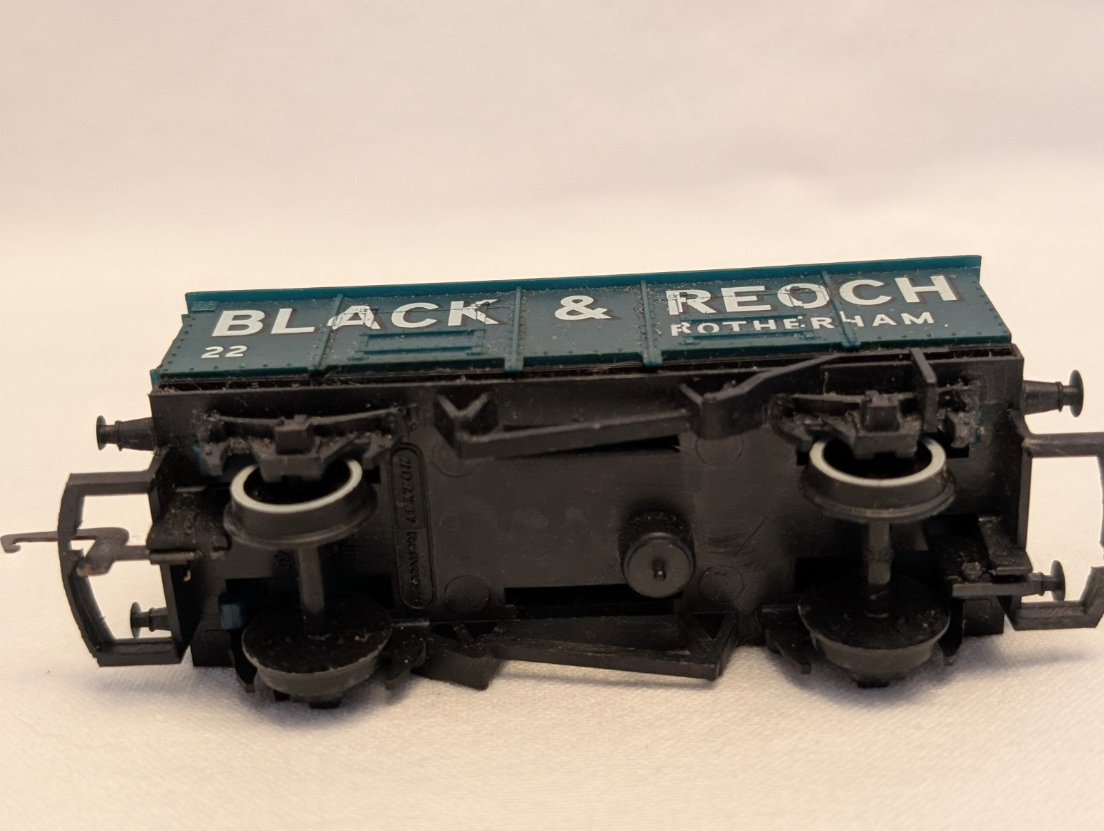 Hornby OO Gauge 7-Plank Open Wagon 'Black & Reoch' Goods Wagon 22