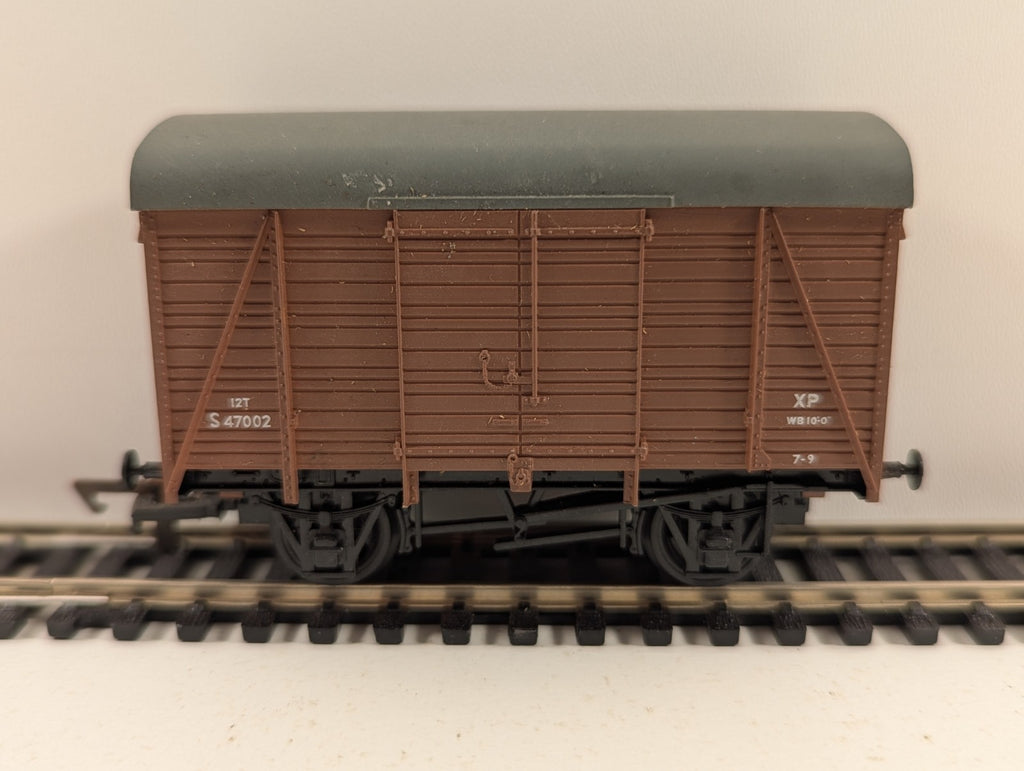 Mainline OO Gauge BR (SR) Brown Ventilated Van