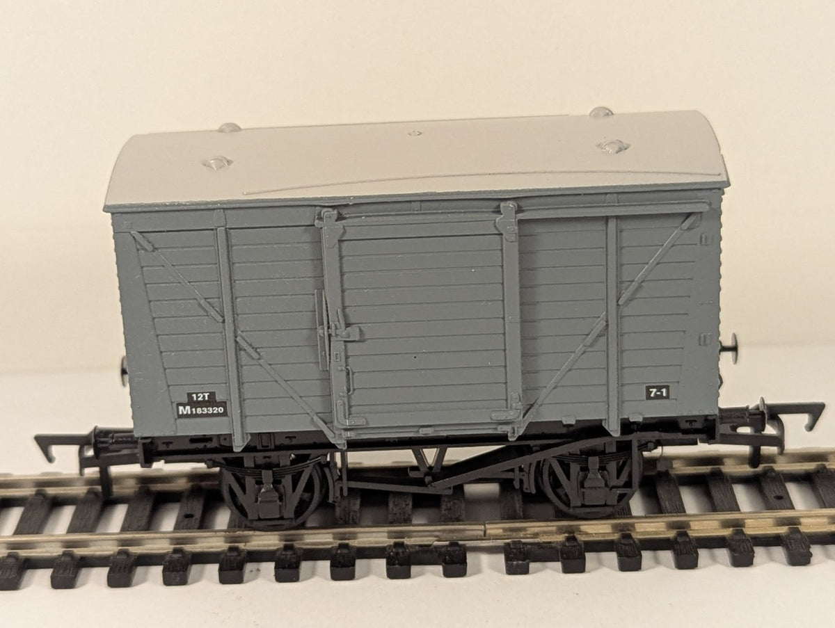 Dapol 4F-011-046 OO Gauge Ventilated Van BR Grey M183320