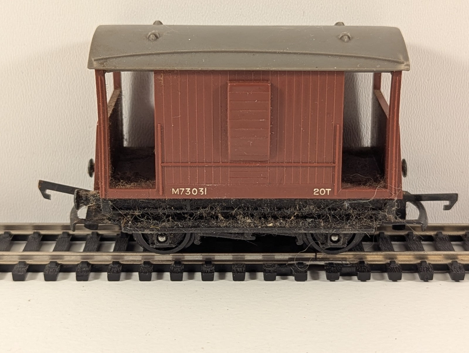 Tri-ang R016 (R16) OO Gauge Short Brake Van – ER No. M73031 (Brown)