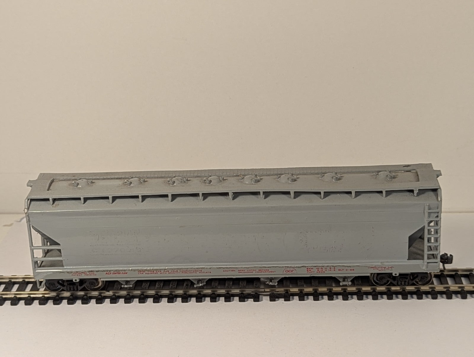 Bachmann HO Gauge ACF Covered Hopper Wagon – Repainted & Missing Coupling