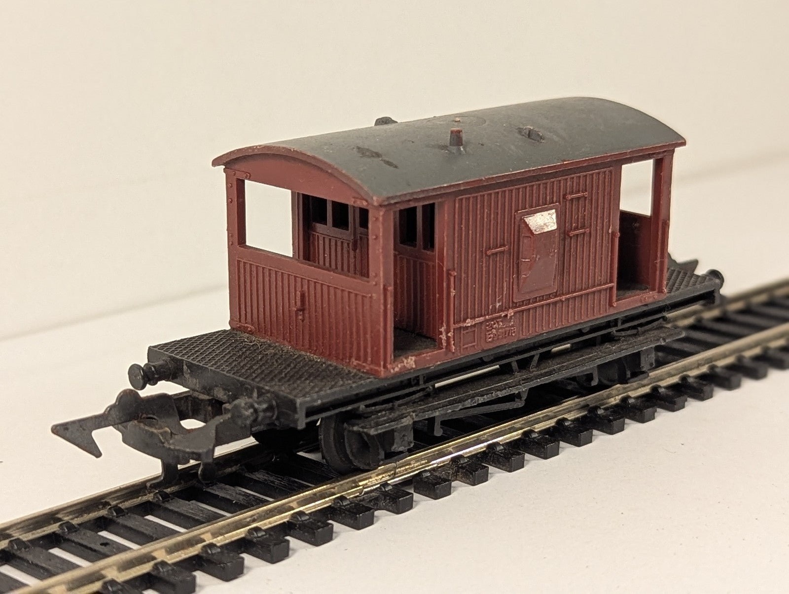 Playcraft HO Gauge BR 20 Ton Brake Van B951716 BR Bauxite P517