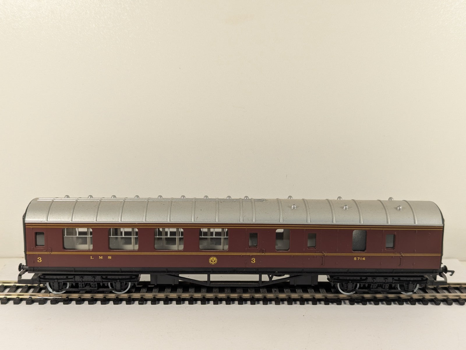 Hornby R474 OO Gauge LMS Crimson Lake Brake Coach Boxed