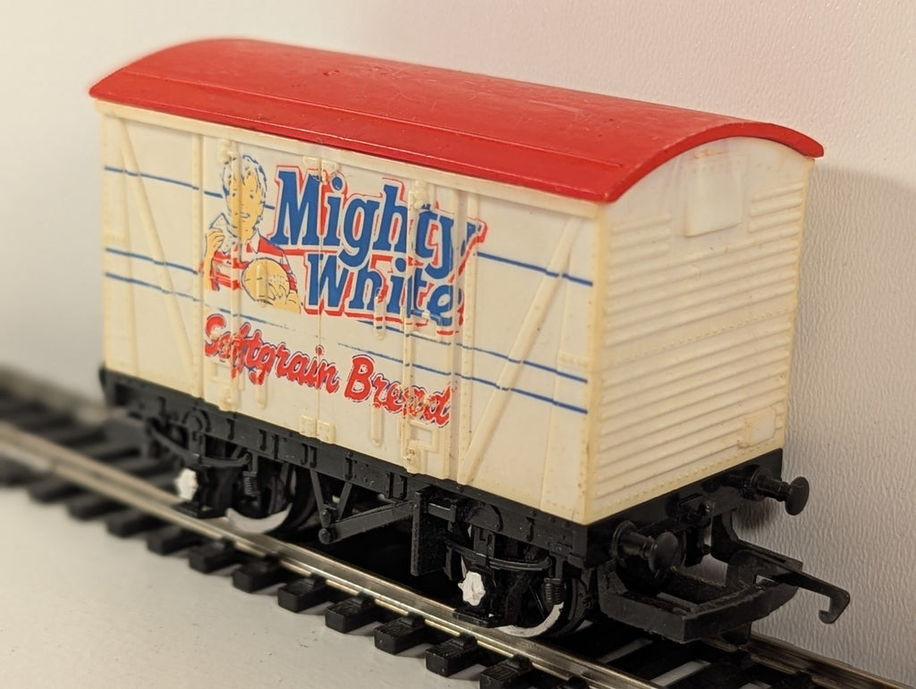 Hornby R726 “Mighty White Softgrain Bread” Van – OO Gauge