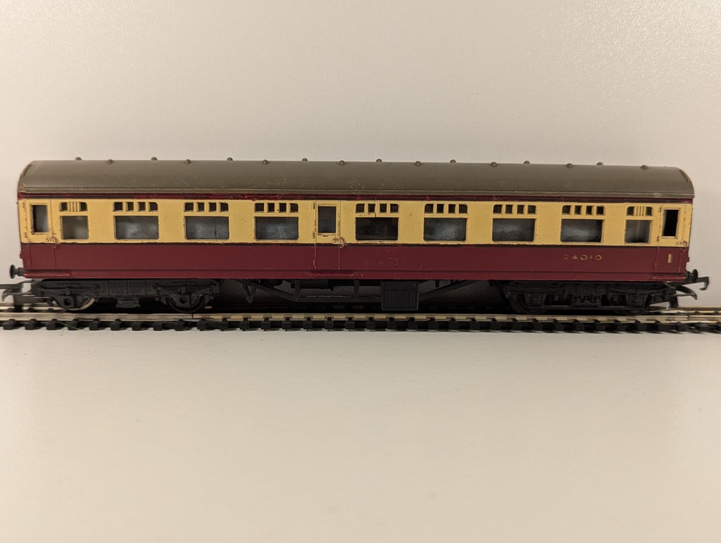 Tri-ang R29 – BR Main Line Composite Coach (Crimson & Cream, 24010) – OO Gauge