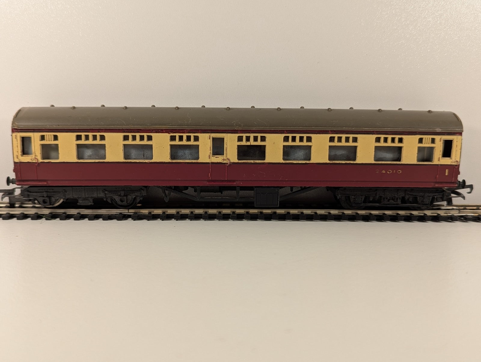 Tri-ang R29 – BR Main Line Composite Coach (Crimson & Cream, 24010) – OO Gauge