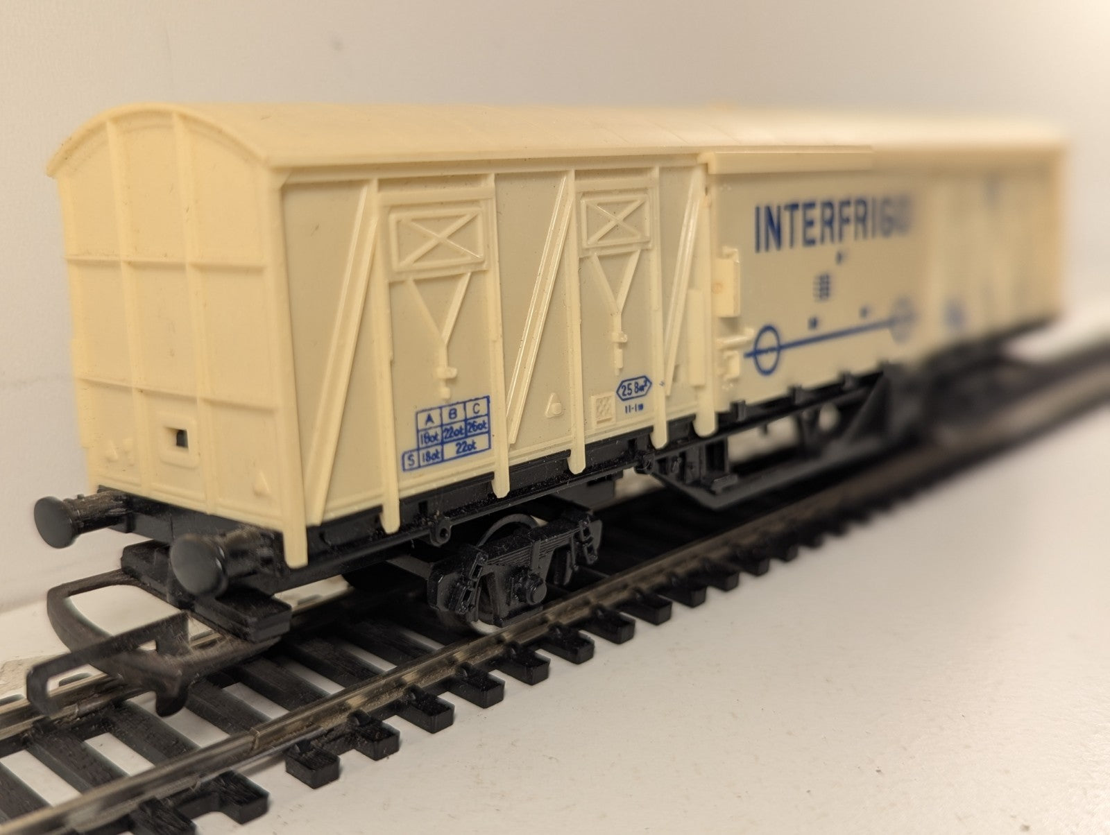 Tri-ang Hornby OO Gauge Interfrigo Refrigerator Van Goods Wagon