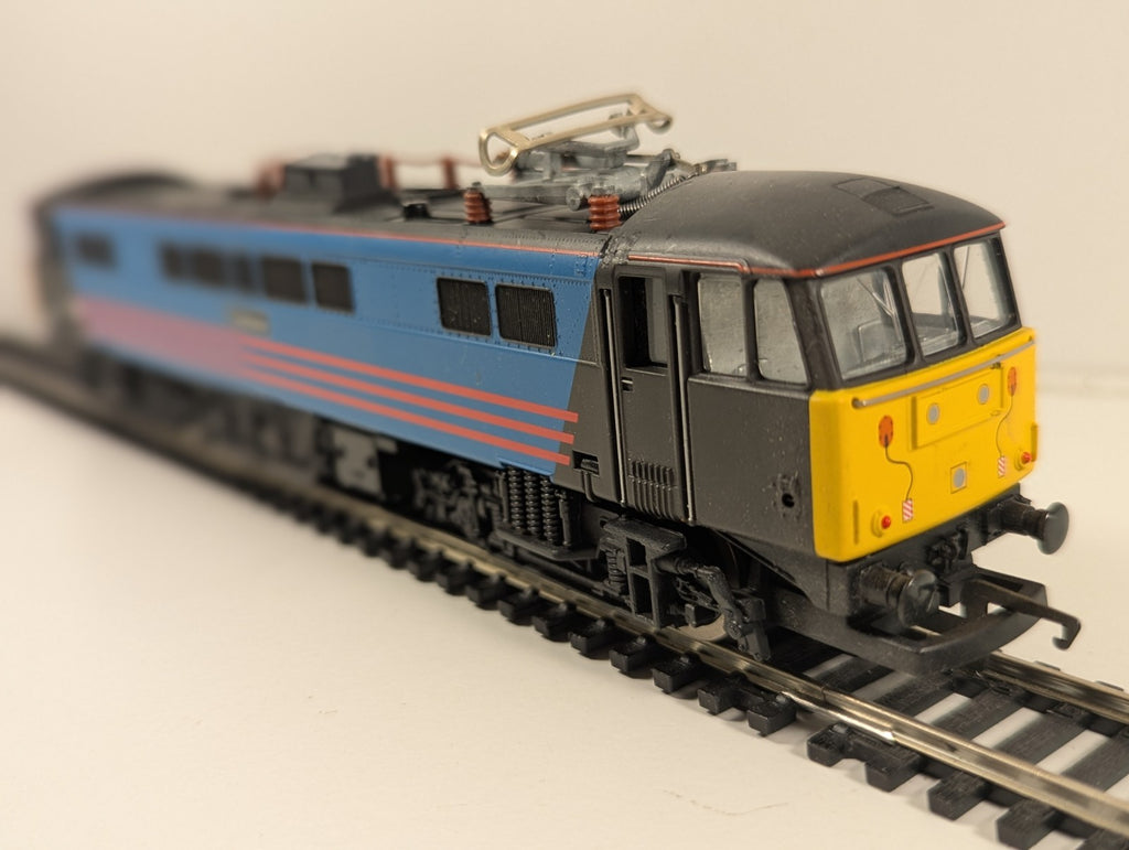 Hornby R2242 Virgin Bo-Bo Electric Locomotive Class 86 No. 86245 “Caledonian”