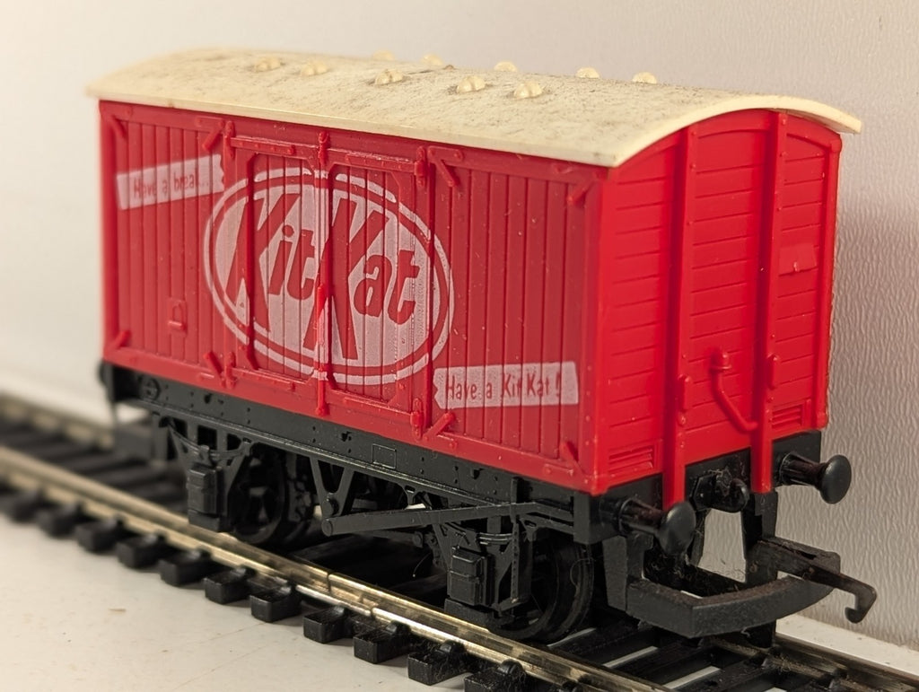 Hornby OO Gauge Kit Kat Closed Van Goods Wagon Kit Kat Red R127