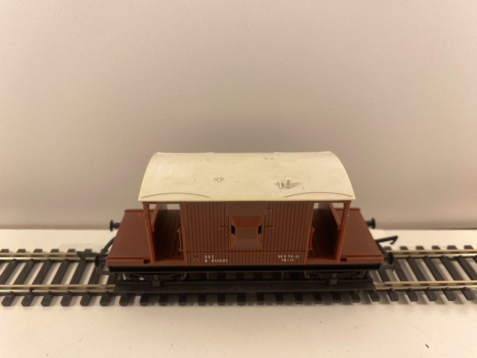 Lima 305620W BR 20-Ton Brake Van No. B954521 – Brown – OO Gauge