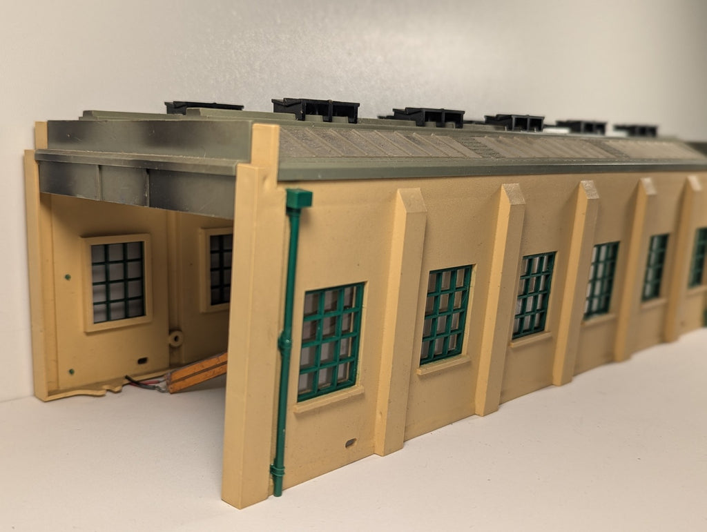 Hornby Dublo OO Gauge 2-Road Engine Shed Buildings & Structures Cream and Green