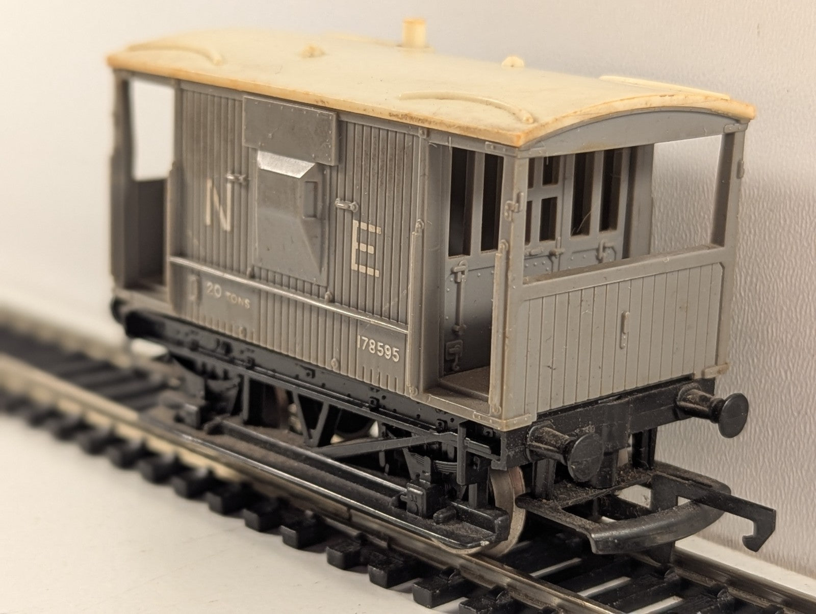 Hornby Railways R215 OO Gauge North Eastern Brake Van - Boxed