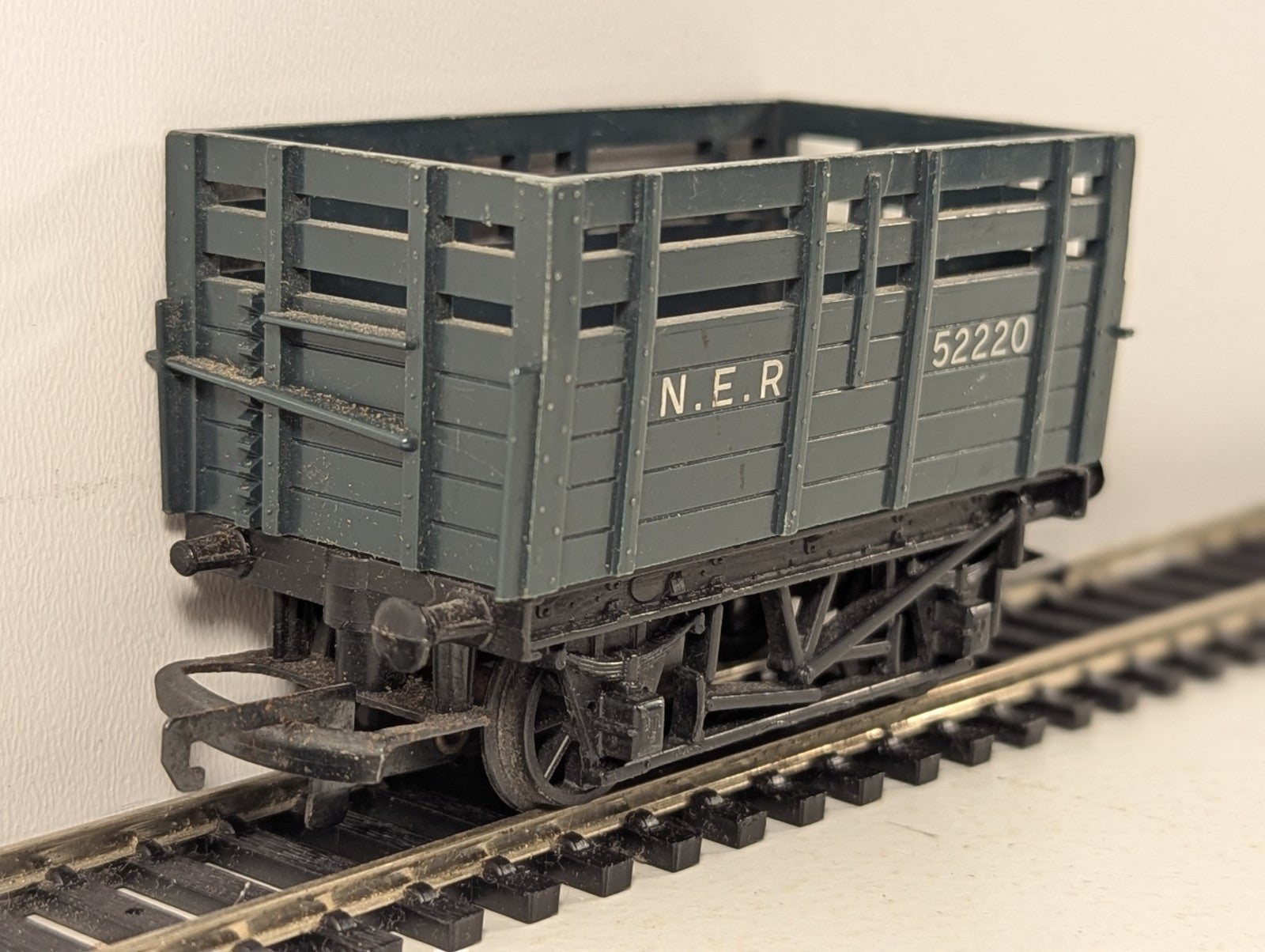 Tri-ang OO Gauge NER Cattle Wagon Rolling Stock 52220 NER Grey R112