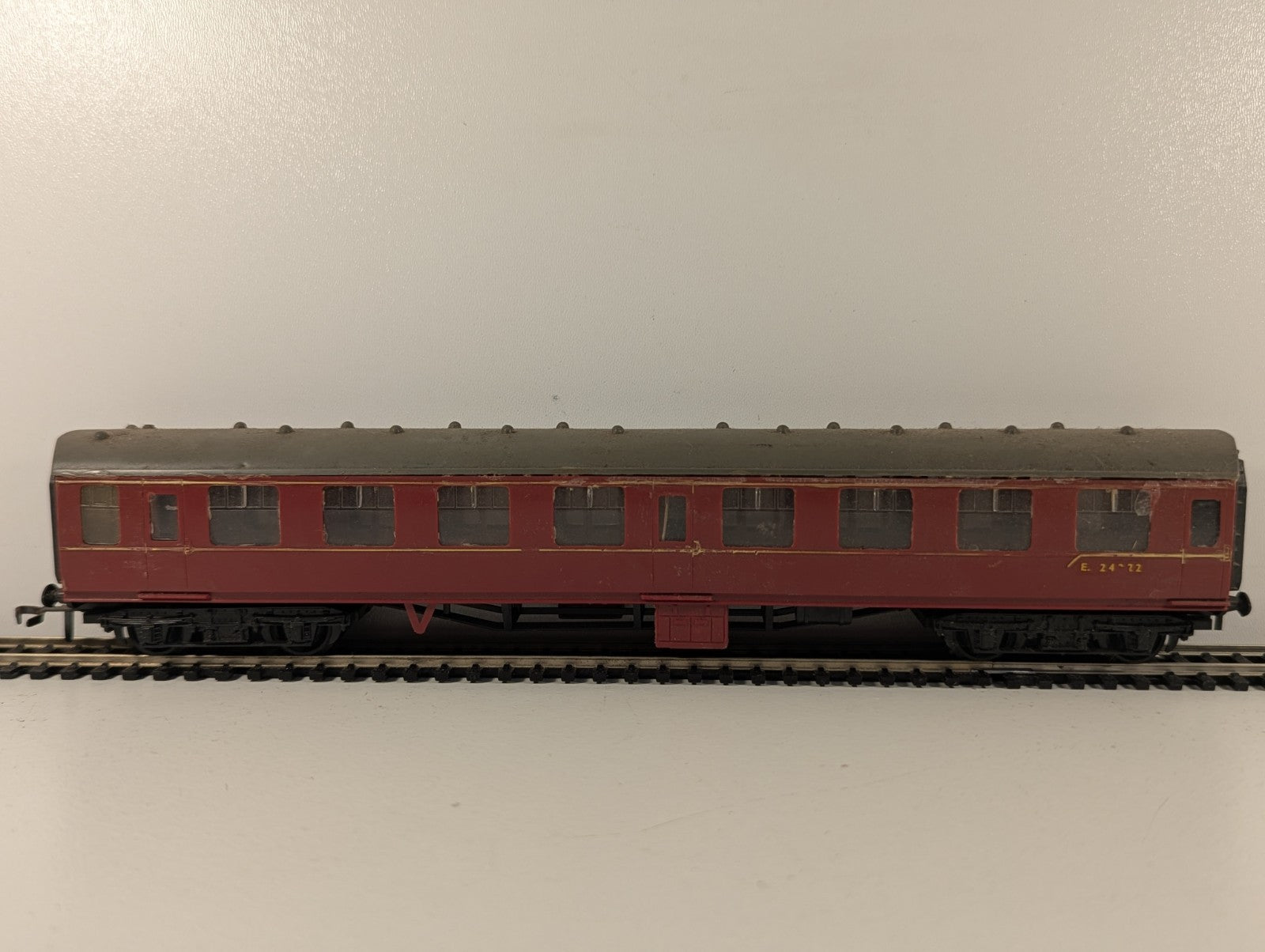 Kitmaster BR Mk1 Maroon Coach Kit Built OO Gauge - Damaged & Missing Coupling