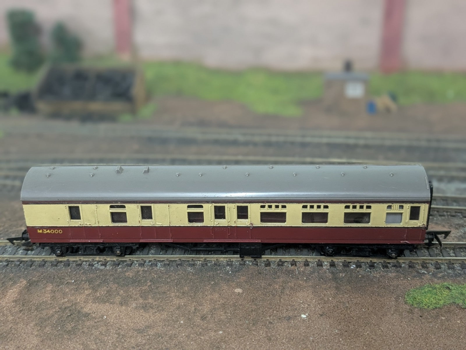 Tri-ang R028 OO Gauge 9" Brake Third Coach M34000 Crimson & Cream