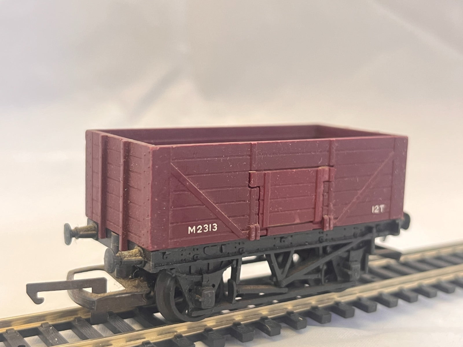 Tri-ang Hornby R112 OO Gauge BR Maroon Goods Wagon