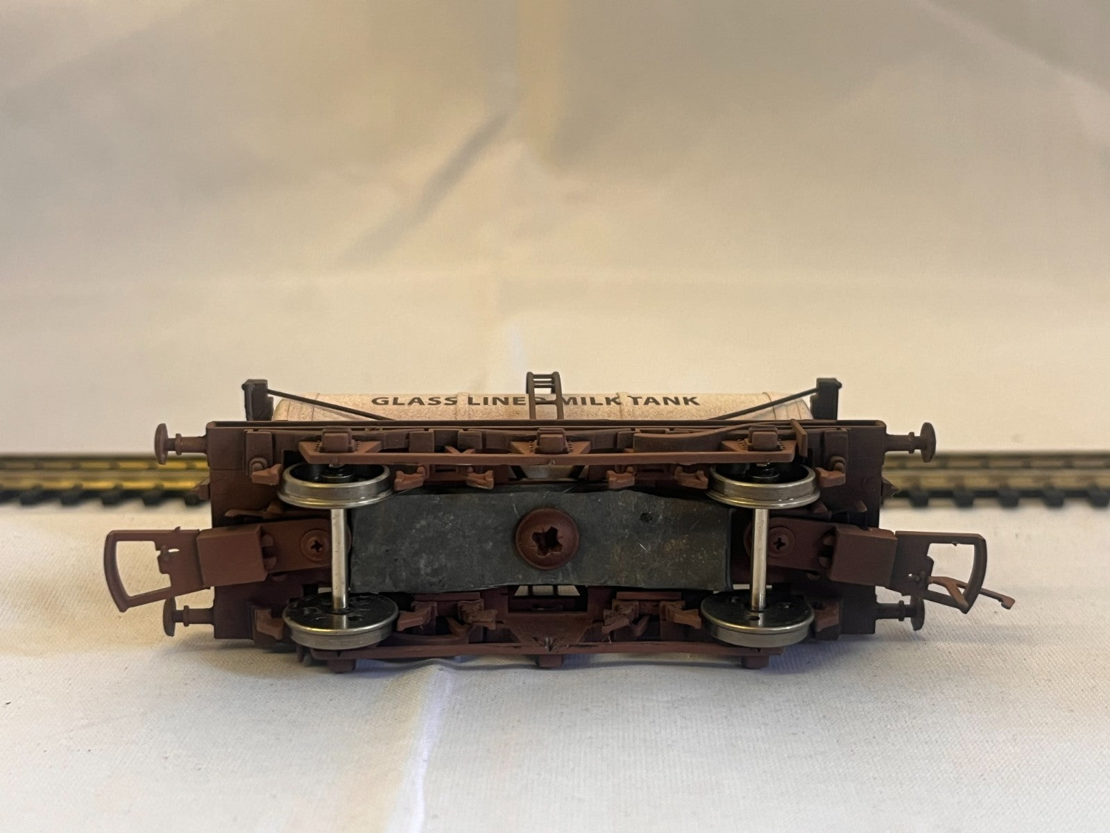 Dapol 4F-031-002 OO Gauge United Dairies Milk Tanker Weathered
