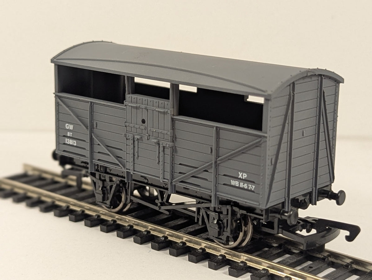 Dapol OO Gauge GWR Cattle Wagon Goods Wagon 13813 GWR Grey B500